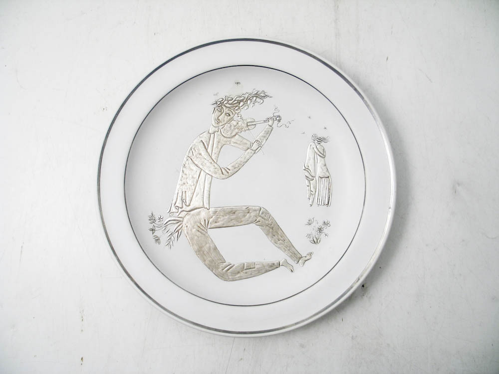 FAT, Grazia, Stig Lindberg (1916-1982), Gustavsberg, lanserades 1948, tillverkades �ven 1951 och 1969, diameter: 28 cm, carraragods, silverdekor, dansade man, m�rkt: Made in Sweden Gustavsberg Grazia 223